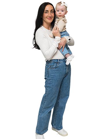 Samantha Farina holding her daughter