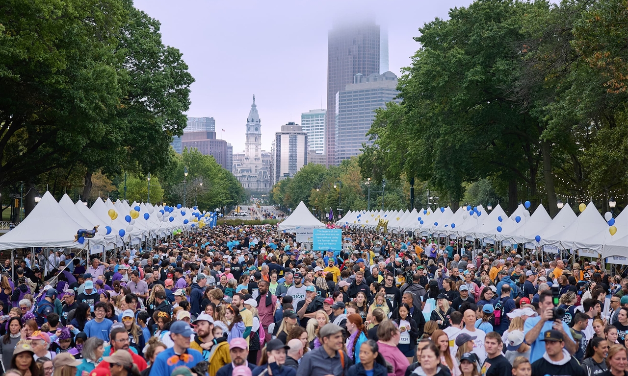 Parkway Run 2024 - crowd on parkway