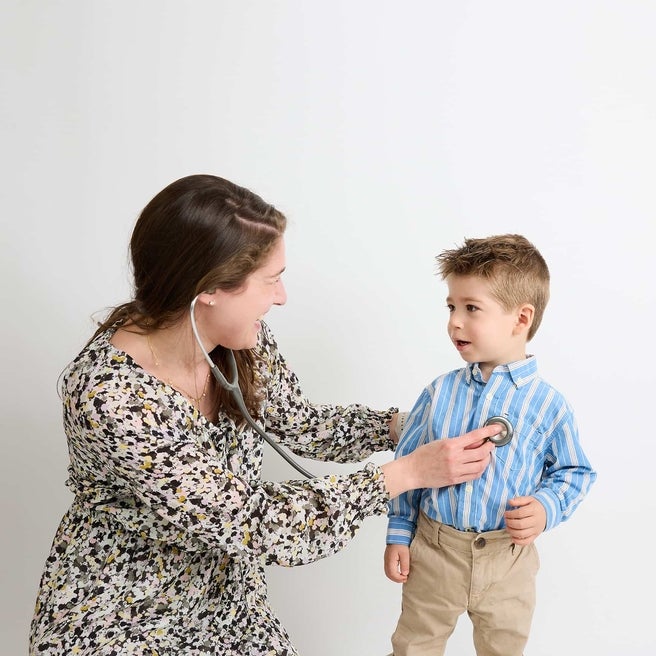 physcian examining a patient with stethoscope