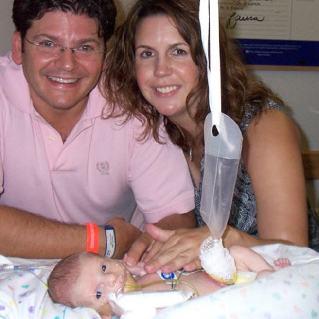 Vincenzo with his parents in the N/IICU