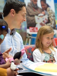 flyers player reading to children