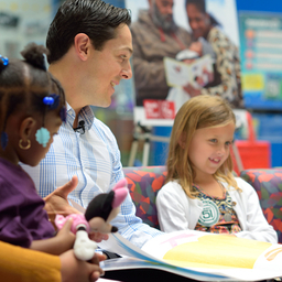 flyers player reading to children